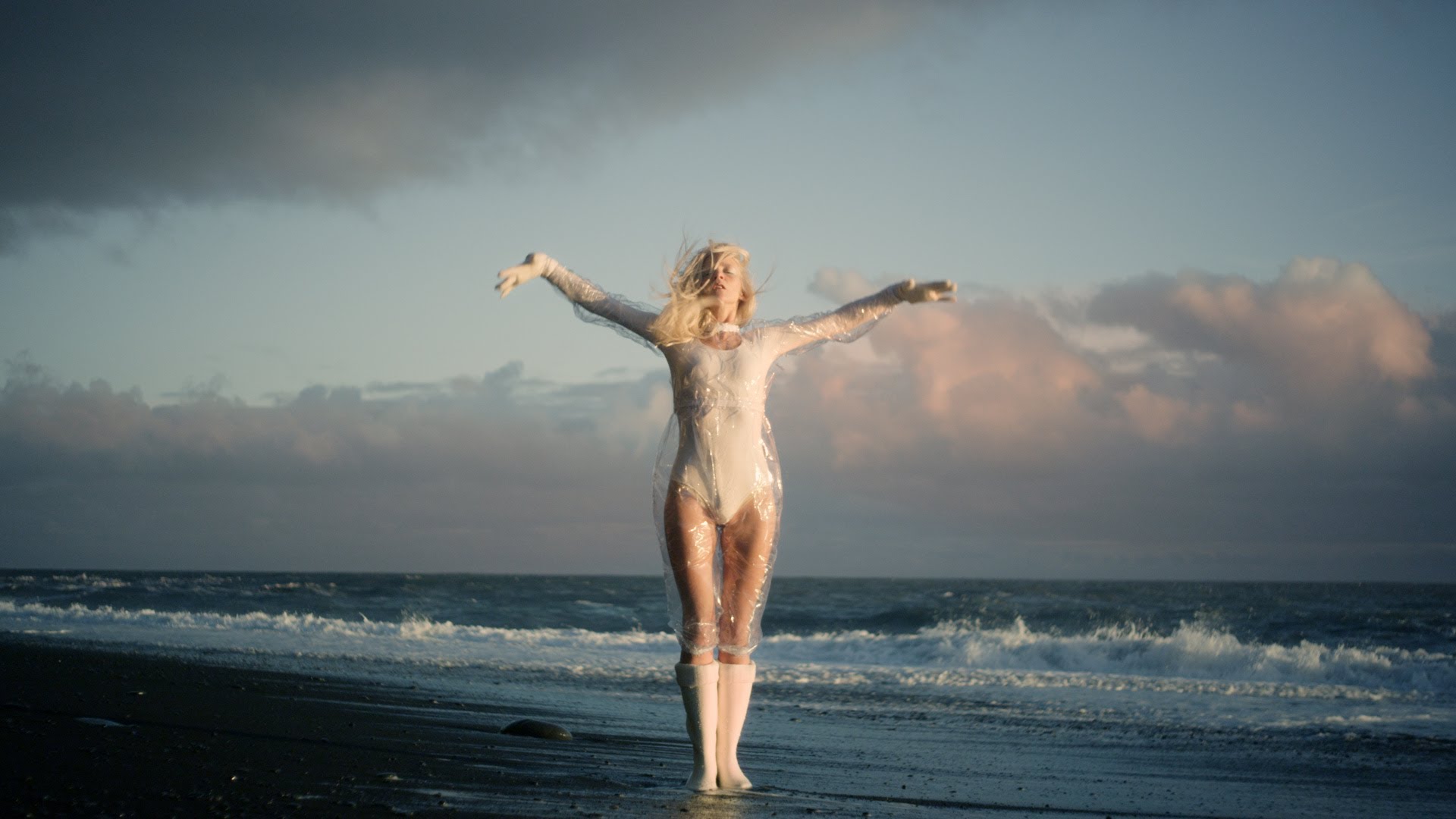 iamamiwhoami-fountain