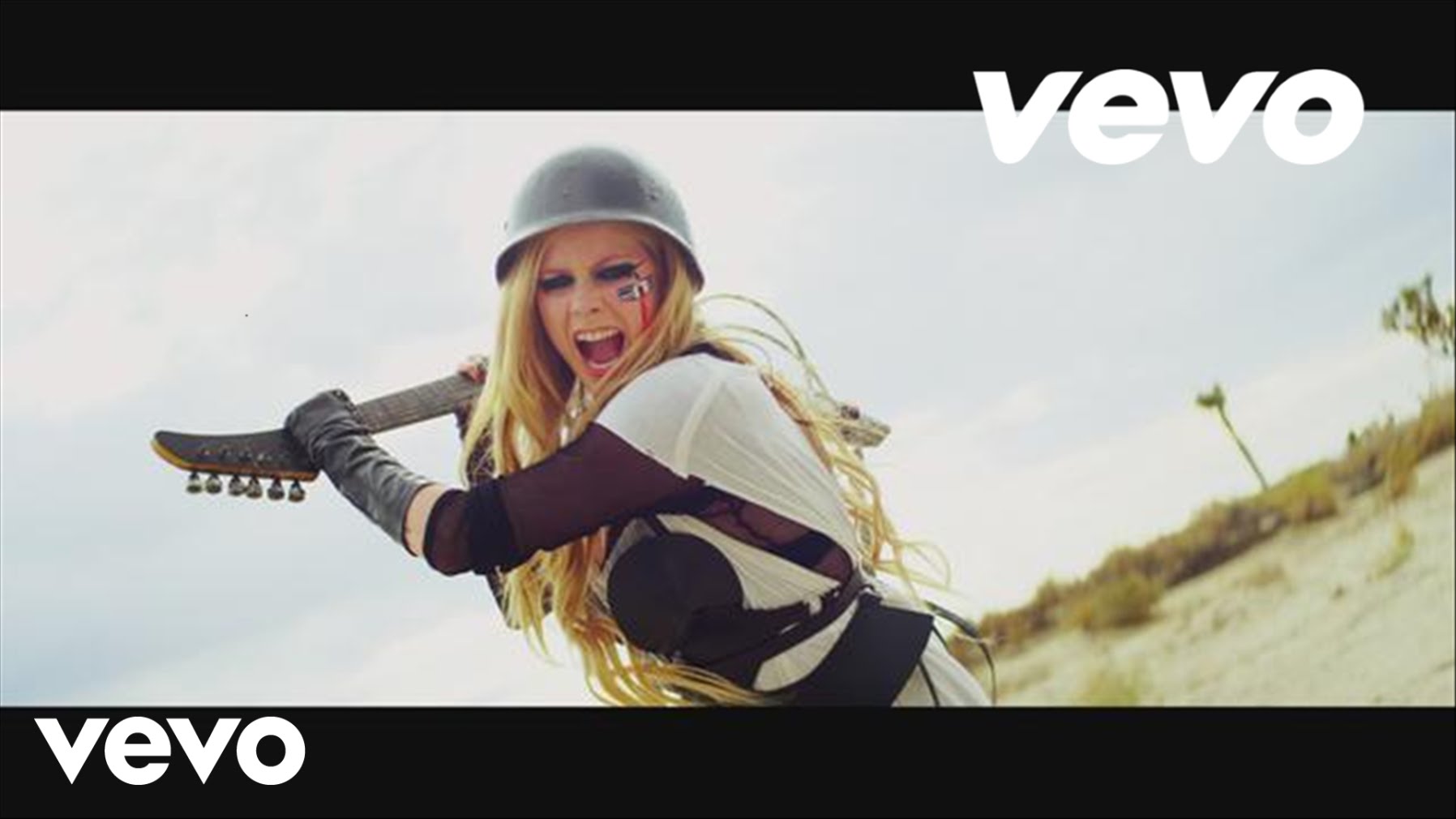 Avril Lavigne "Rock N Roll" (Official Video) | Club Corbeille
